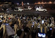 Exuberant crowds greet pope in unofficial welcome to Philippines