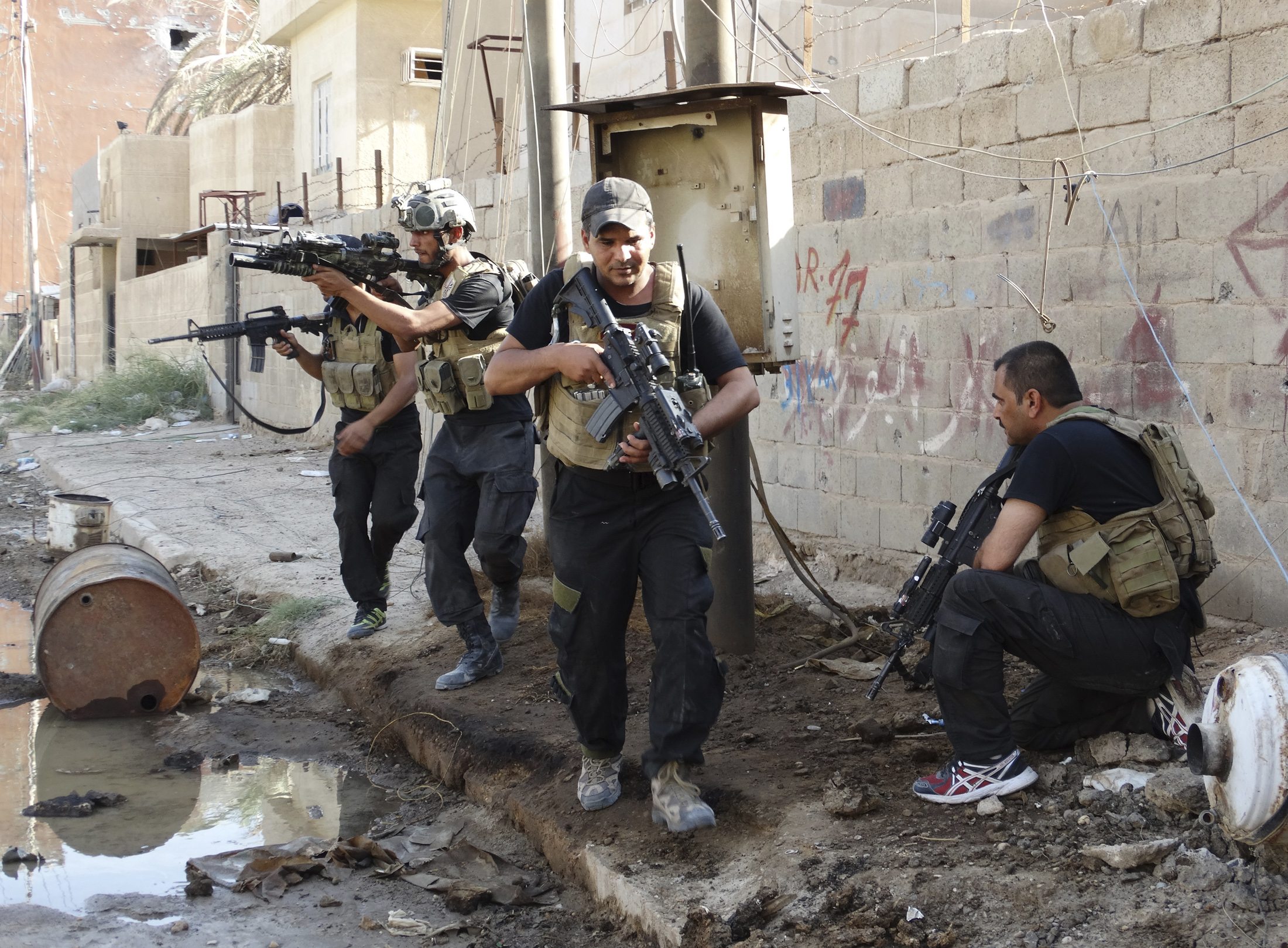 Members of the Iraqi Special Operations Forces take their positions during clashes with the militant Islamic State of Iraq and the Levant in the city of Ramadi June 19.(CNS photo/Reuters)