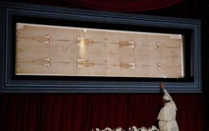17-pope-venerates-shroud