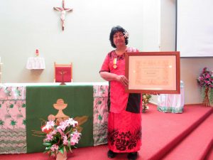 Eseta Kaio with her papal award.