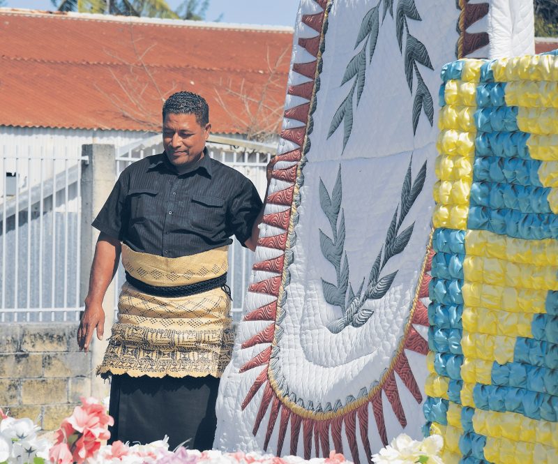 Sele explains how Tongans often
decorate graves with family quilts.