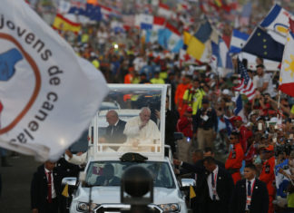 Like Mary, be ‘influencers’ for God, pope urges at World Youth Day vigil