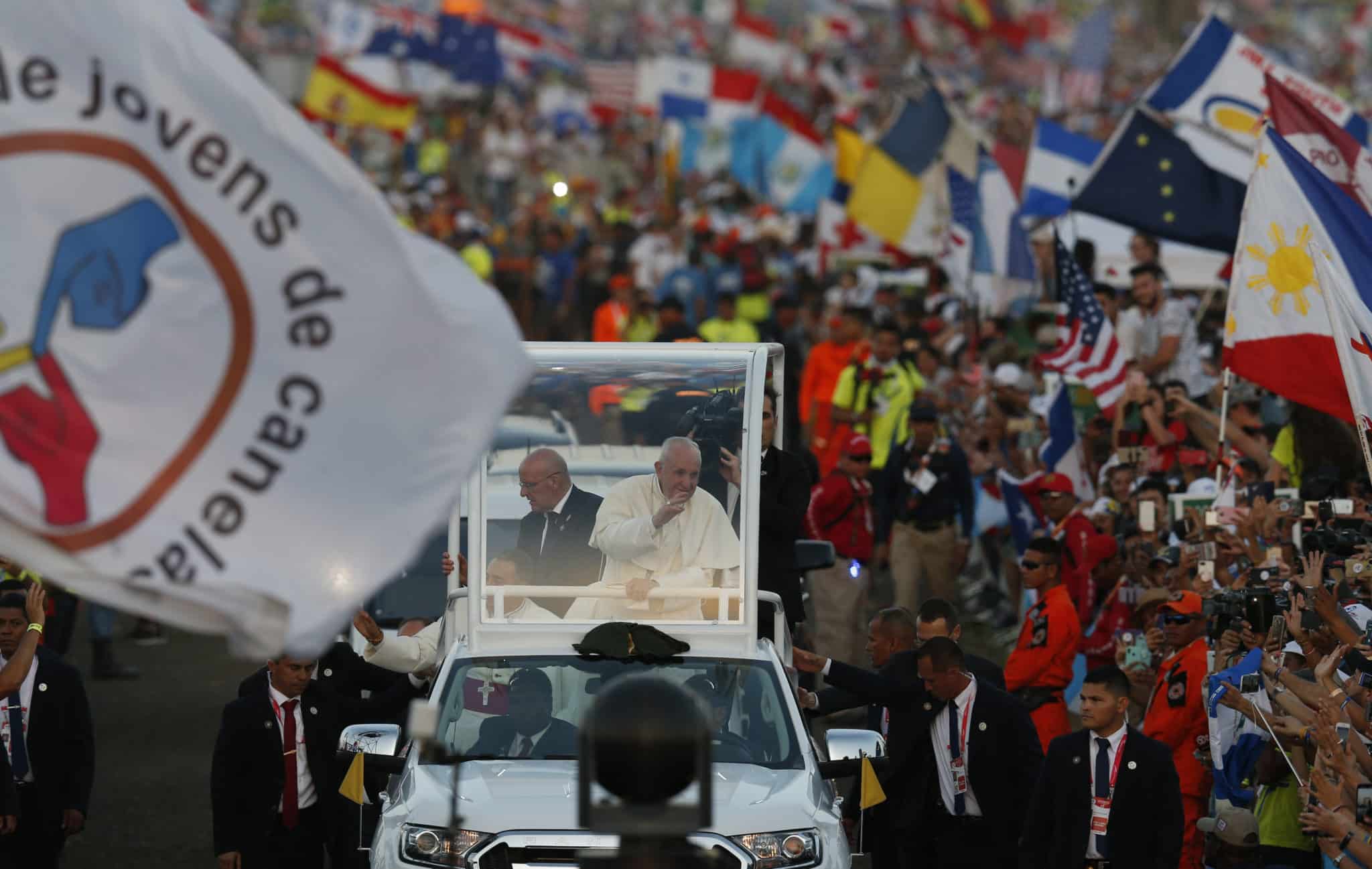 Like Mary, be ‘influencers’ for God, pope urges at World Youth Day vigil