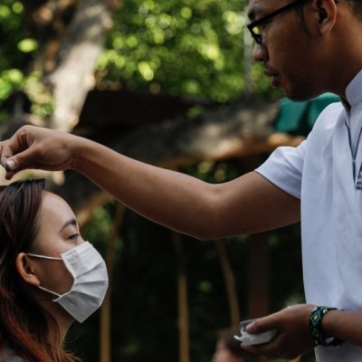 On Ash Wednesday, Philippines archdiocese to let families distribute ashes
