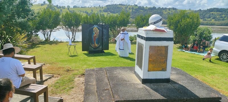 Fr Maliu ‘Otutaha with the Marian icon at Totara Point
