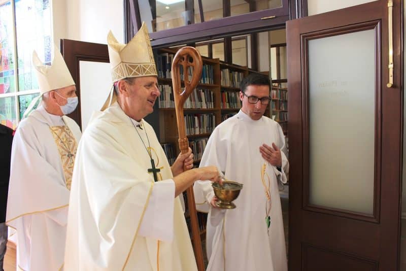 Bishop Stephen Lowe, accompanied by 
Deacon Monty Bamford, sprinkles holy water inside the new 
Auckland site of Te Kupenga – Catholic Theological College in 
Vermont St, Ponsonby. Bishop Patrick Dunn follows Bishop Lowe.